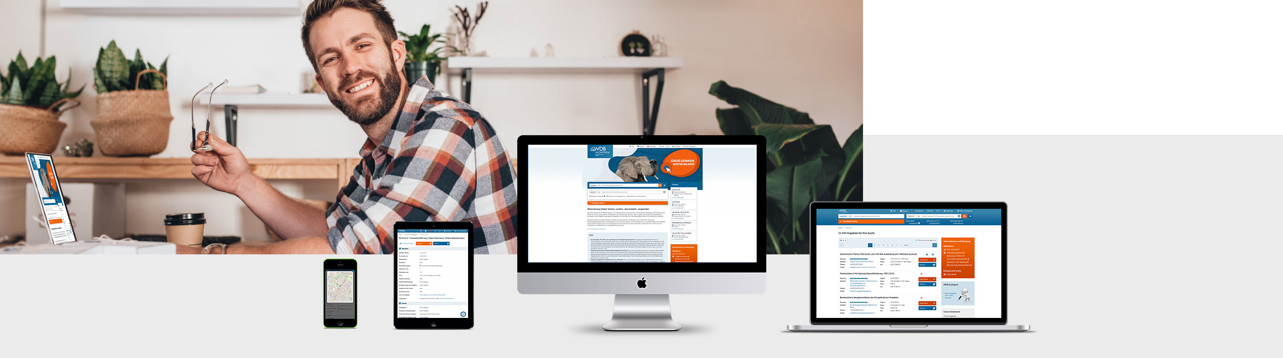 Optimale Darstellung des Suchportals auf allen Endgeräten dank mobile first Grafik: lächelnder Mann und Ausgabegeräte mit WDB Suchportal