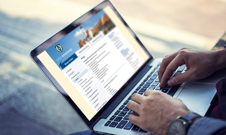 Internetauftritte von der Full-Service-Agentur Sandstein Neue Medien Foto: Laptop mit Website wird bedient