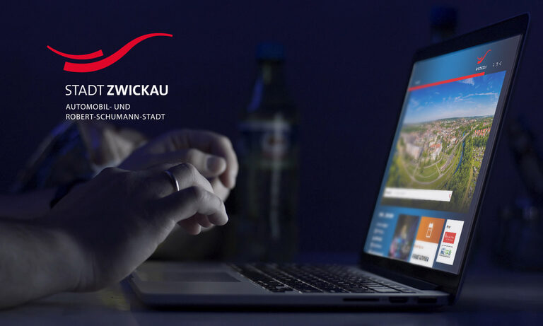 Foto: Laptop mit Webseite der Stadt Zwickau.