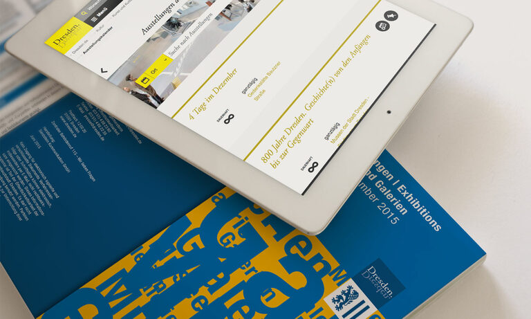 Foto: Tablet und Broschüre mit Ausstellungskalender