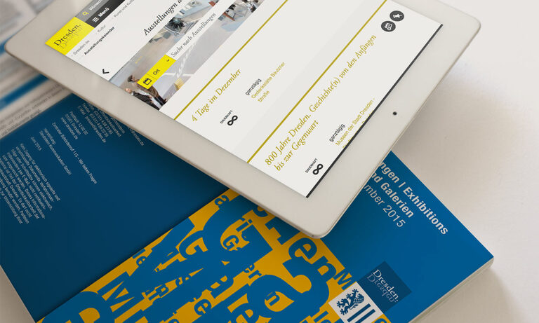 Der Ausstellungskalender auf www.dresden.de basiert auf XML Foto: Tablet und Broschüre mit Ausstellungskalender