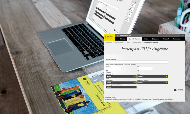 Ferienpass der Landeshauptstadt Dresden dank XML Grafik: Schreibtisch mit Laptop, davor die Website von Dresden