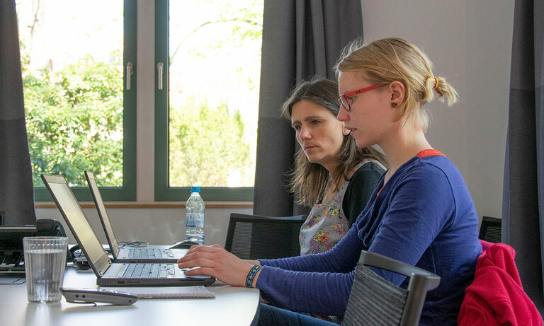 Foto: zwei Frauen am Laptop