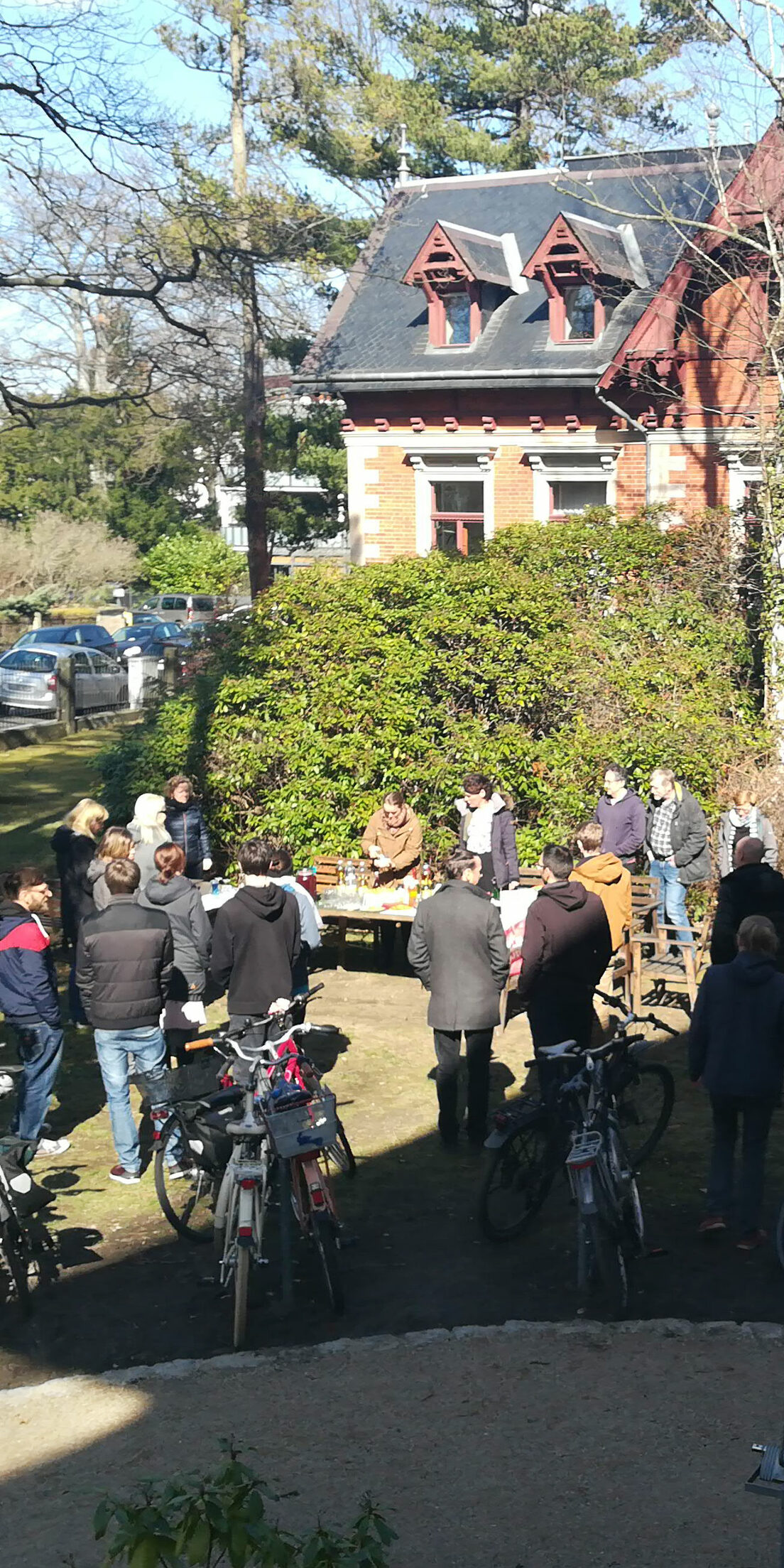 Foto: Personengruppe im Garten