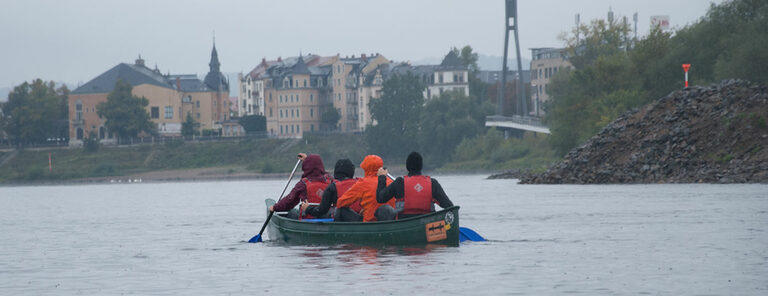 Foto: Gruppe im Paddelboot auf einem Fluss