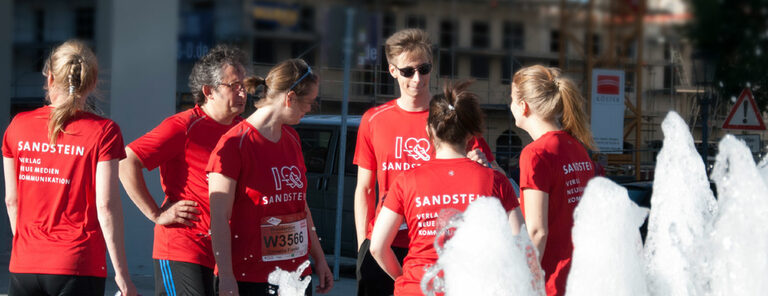 Foto: Gruppe mit Sandstein T-Shirts