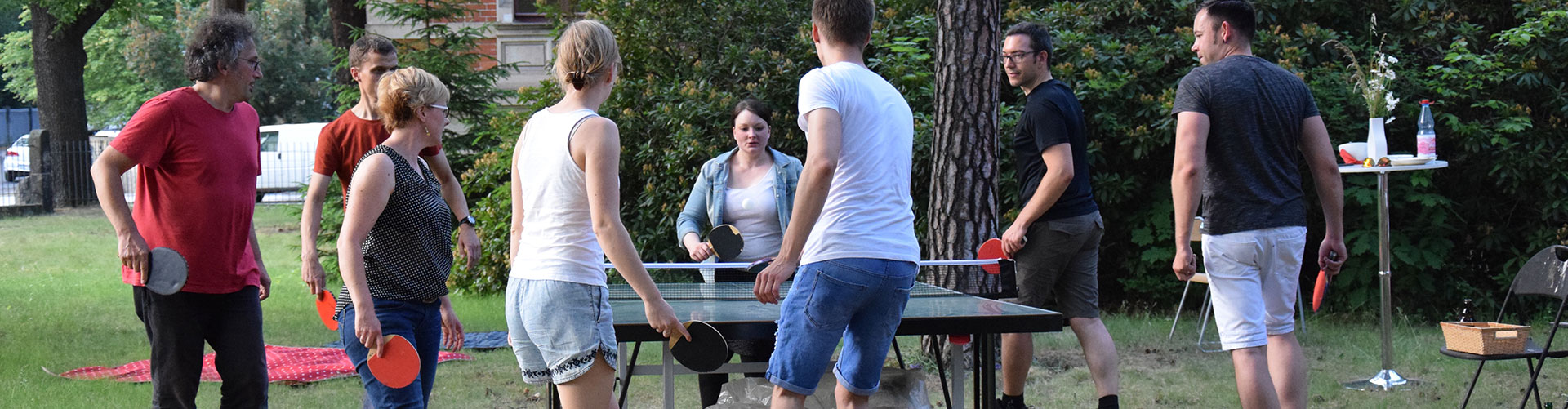 Foto: eine Gruppe Menschen spielen Tischtennis